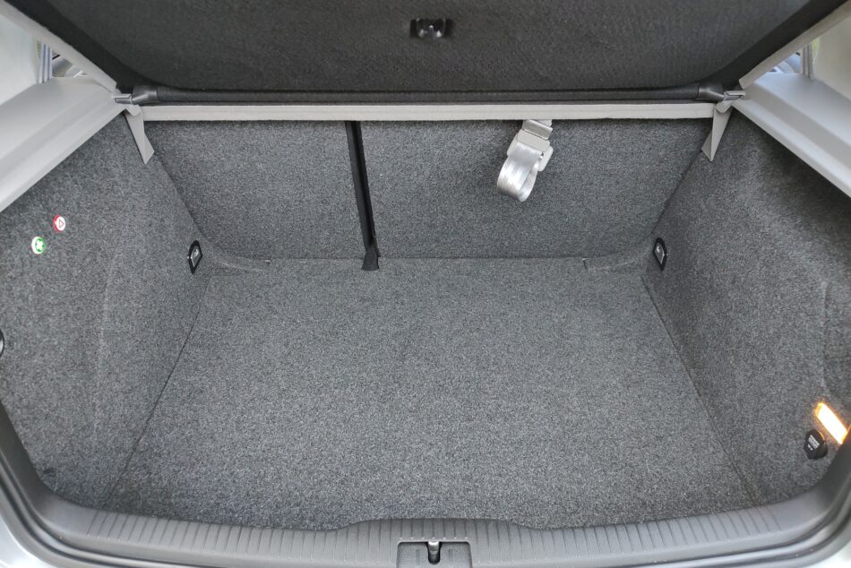 1708449961-Volkswagen Golf completo