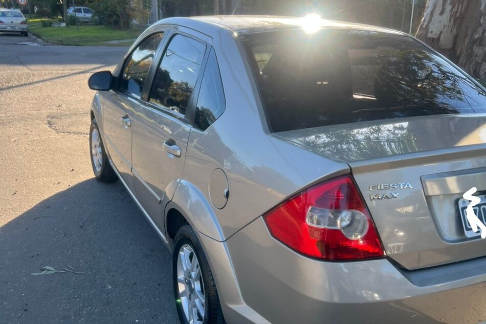 1667674725-Ford Fiesta Max completo