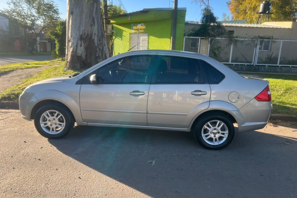 1667674725-Ford Fiesta Max completo