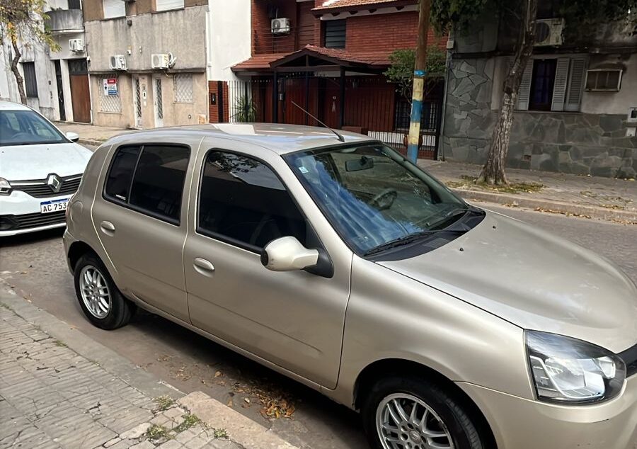 1122146888-Renault Clio completo