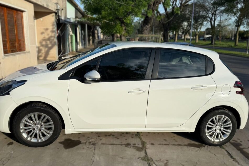 1892584756-Peugeot 208 completo