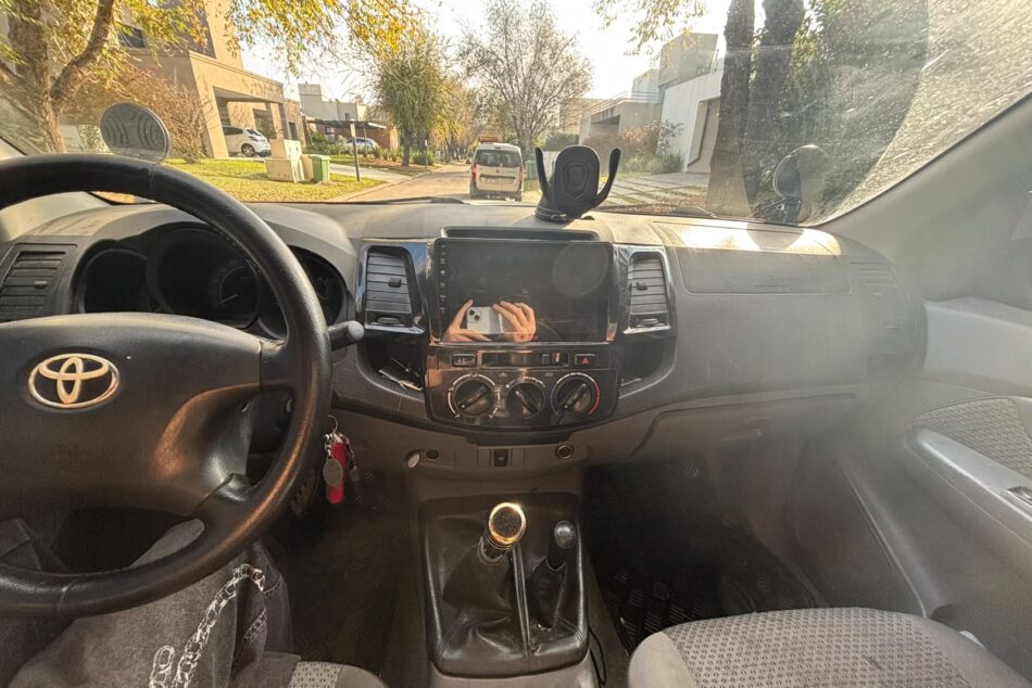 1338851992-  Toyota Hilux completo