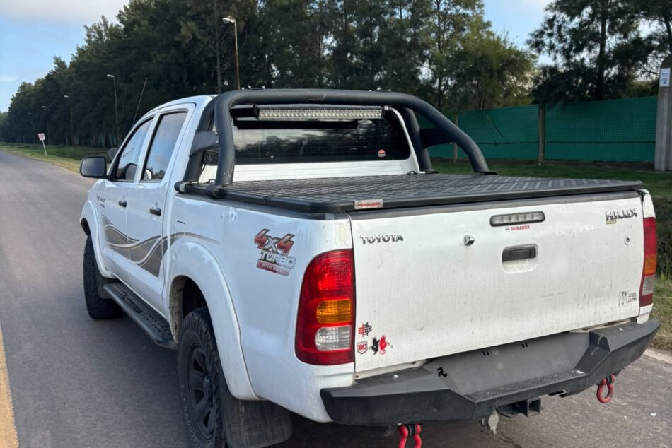 1338851992-  Toyota Hilux completo
