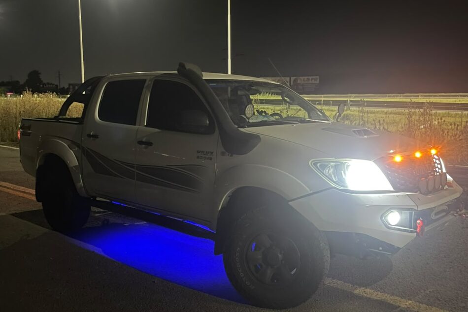1338851992-  Toyota Hilux completo