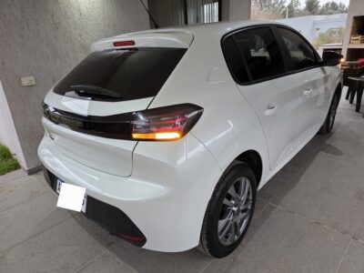2010124670-Peugeot 208 completo