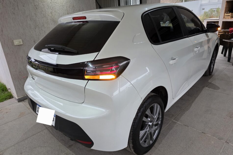 2010124670-Peugeot 208 completo