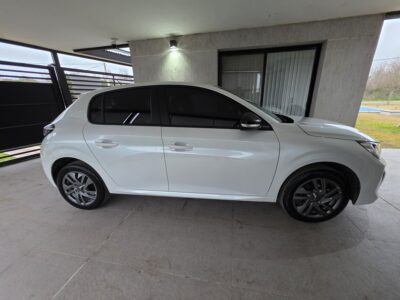 2010124670-Peugeot 208 completo