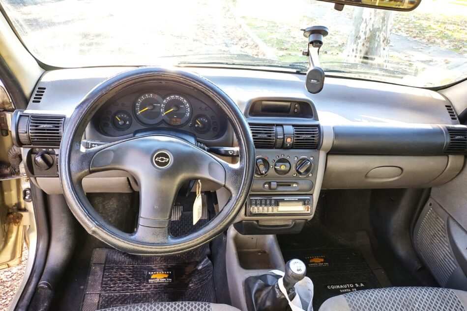 2132728709-Chevrolet Corsa completo