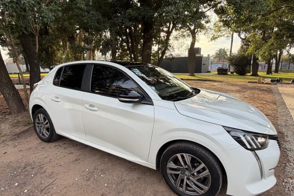 1763651750-Peugeot 208 completo