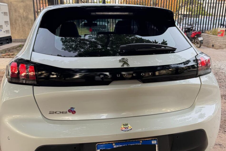 1763651750-Peugeot 208 completo