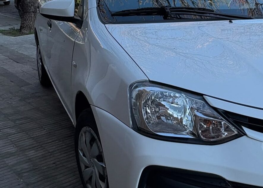 1450846050-Toyota Etios completo