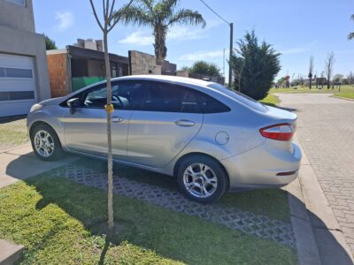 1896002884-Ford Fiesta Kinetic Design completo
