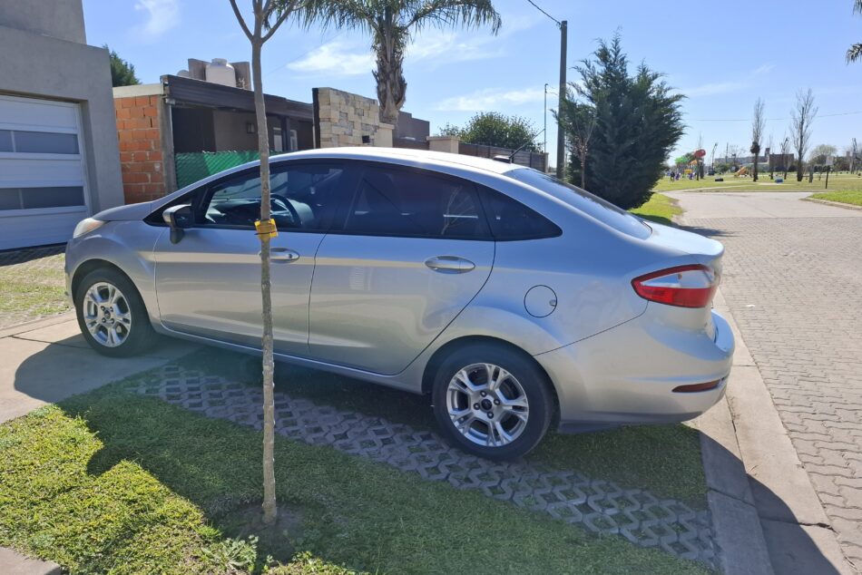 1896002884-Ford Fiesta Kinetic Design completo