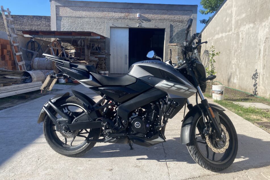 14654400-    Bajaj Rouser NS 200 completo