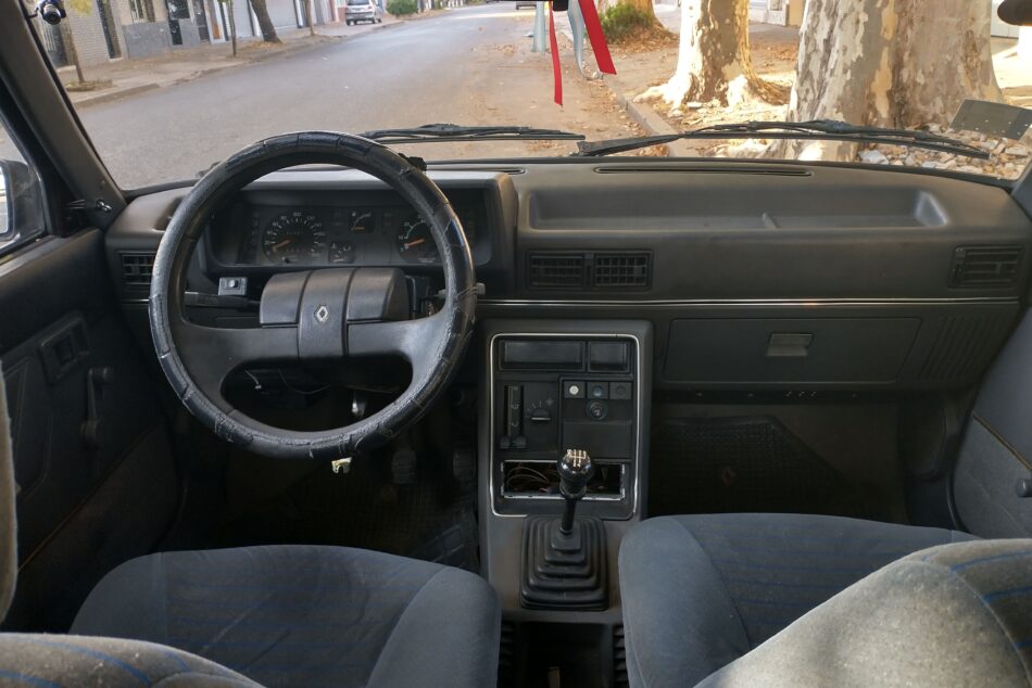 1387432649-Renault 9 completo