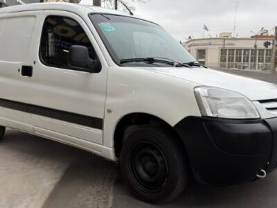 1381466353-  Peugeot Partner Urbana completo