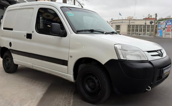 1381466353-  Peugeot Partner Urbana completo